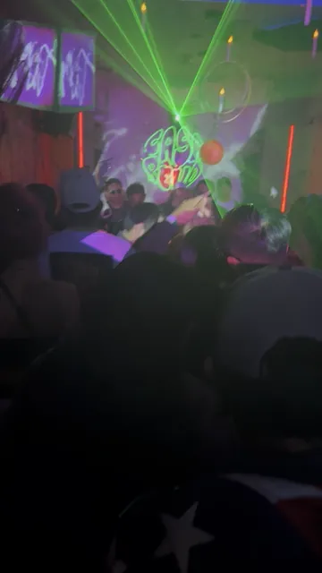 Público reunido frente al escenario durante una fecha en Casa Revo